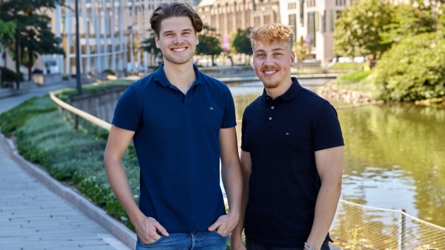 Downtown Waffles: "Wirtschaftlichkeit und Inklusion können Hand in Hand gehen" - Tom Sion (l.) und Vincent Wirxel (r.) sind die Gründer von Downtown Waffles - Quelle: Janik Osthoever